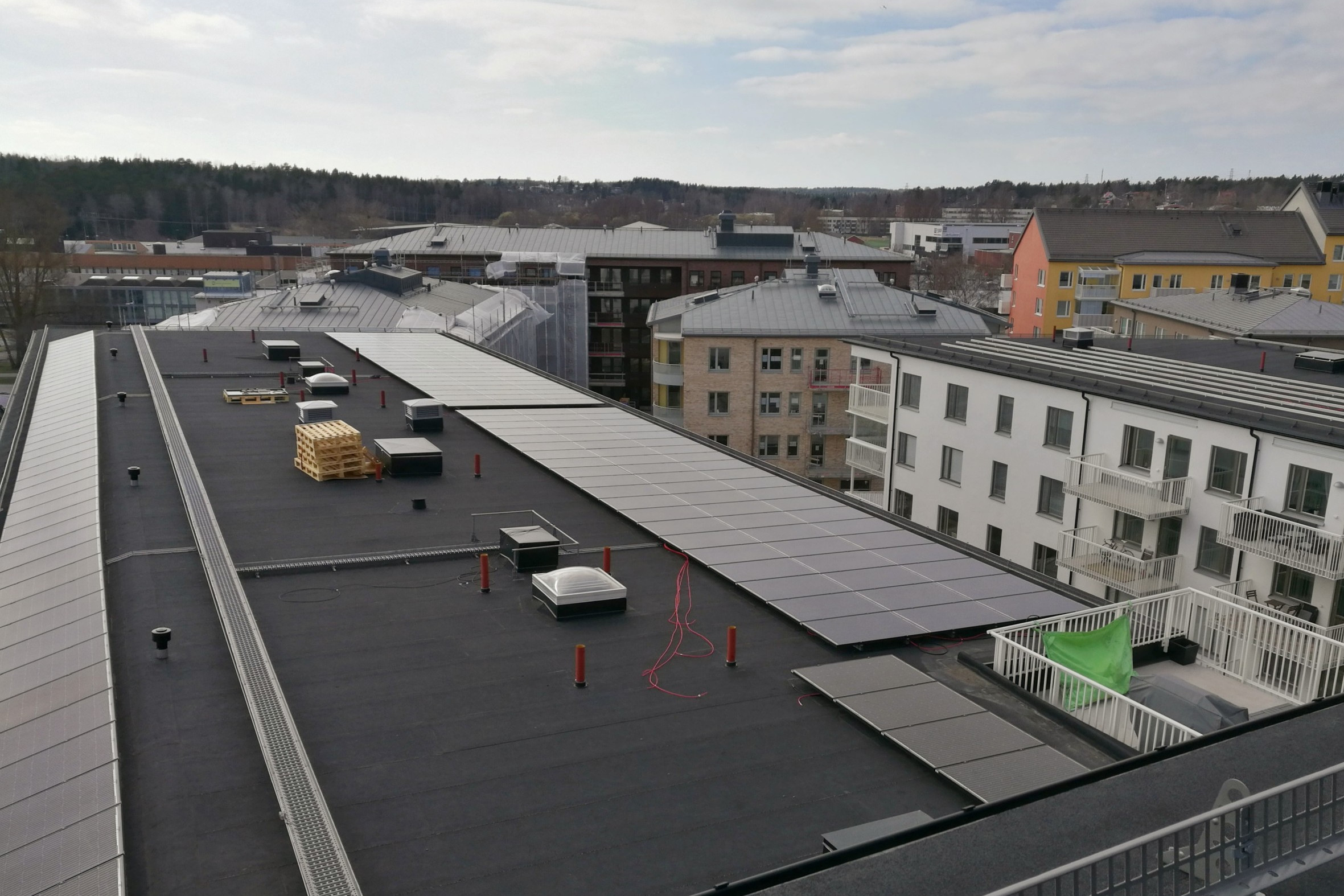 BRF Vindmöllan Solceller med batterilager. På taket installerades solceller som ger ca 84 000kWh per år och i fastighetens källarplan ett batteripack på 26kWh. Föreningen fick även display i entren med snygg överblick på förbrukad och producerad solel.